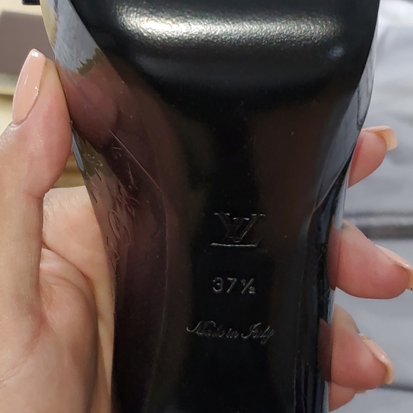 Louis Vuitton True Vernis Monogram Pumps - Picture 6 of 6